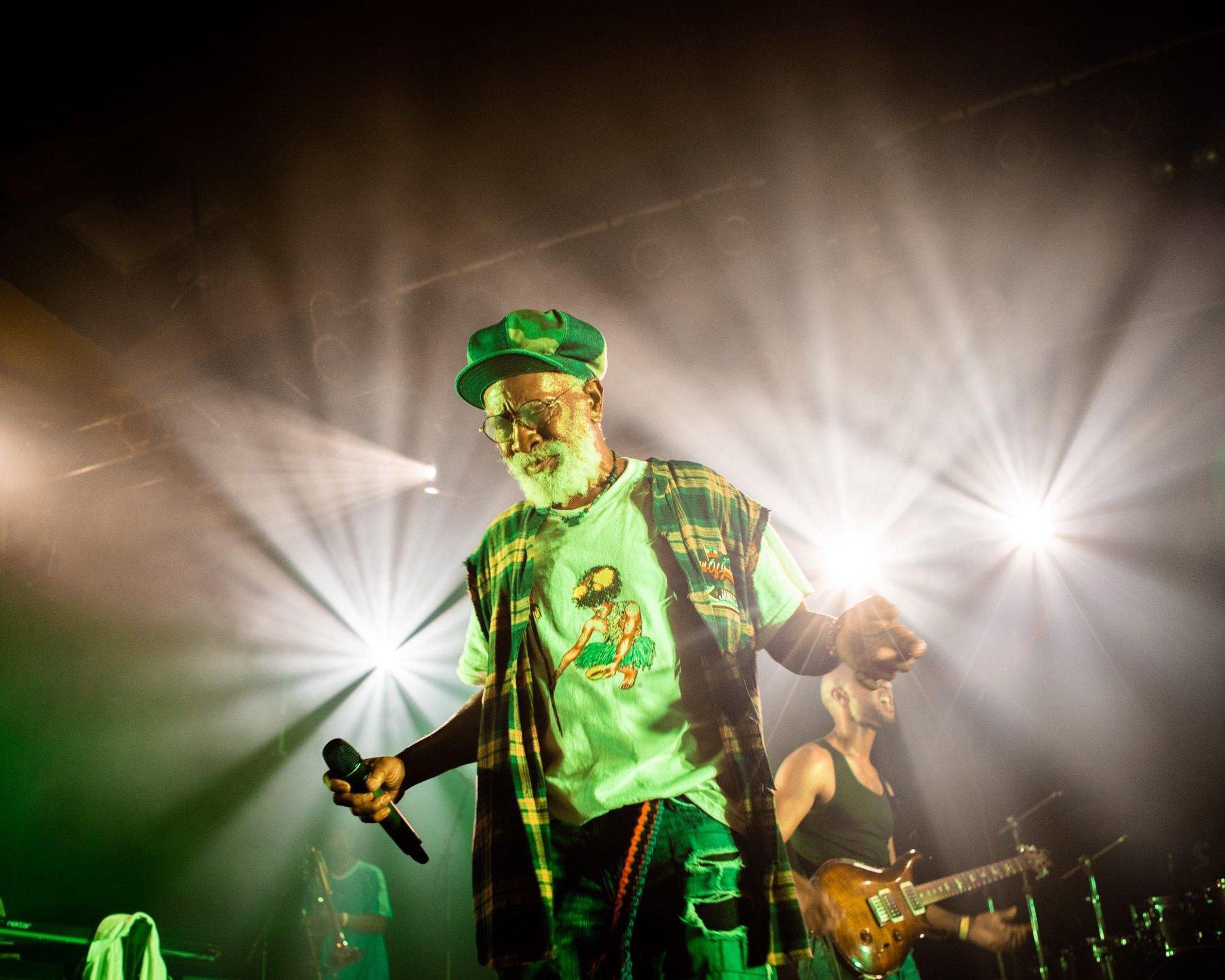 carousel-hero-element image-0