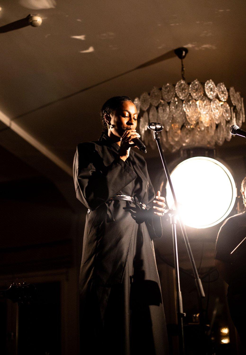 carousel-hero-element image-4